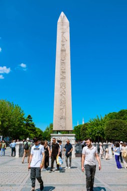 Sultanahmet Meydanı 'ndaki Theodisus Obelisk' te turistlerin dikey fotoğrafı var. İstanbul 'daki arka plan fotoğrafına git. İstanbul Türkiye - 6.300.2023