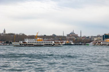 İstanbul manzaralı. Gökyüzü bulutlu feribot ve Ayasofya. İstanbul Türkiye - 3.31.2023