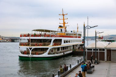 İstanbul 'un ünlü feribot arka plan fotoğrafı. Eminonu iskelesine yakın bir feribot. İstanbul Türkiye - 3.31.2023