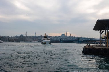 Feribot ve Eminonu silueti olan İstanbul manzarası. İstanbul Türkiye - 3.4.2023