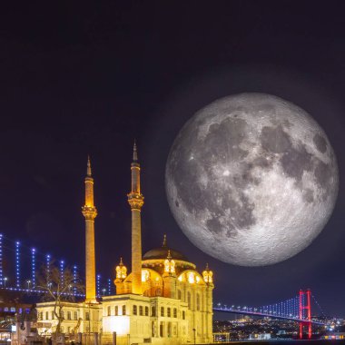 Ortakoy Camii ve Dolunay. İslami veya ramazan veya cuma namazı veya kandil konsept resmi. 