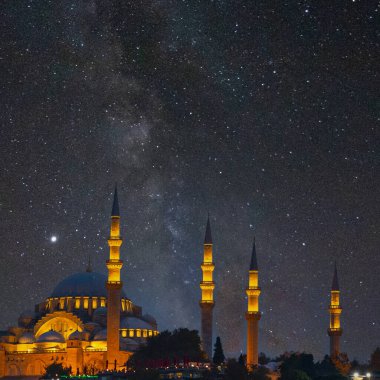 Süleyman Camii ve Samanyolu. İslami veya ramazan kavramı kare biçimi. 
