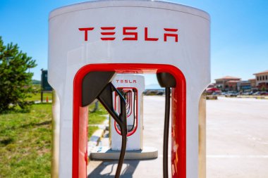 Tesla EV şarj aleti ya da elektrikli araba şarj istasyonu. Bolu Türkiye - 7.30. 2023