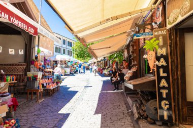 Beypazari Caddesi. Beypazari 'de market ve dükkanlarla dolu bir cadde. Türkiye 'nin ünlü şehirleri. Ankara Türkiye - 8.5.2023