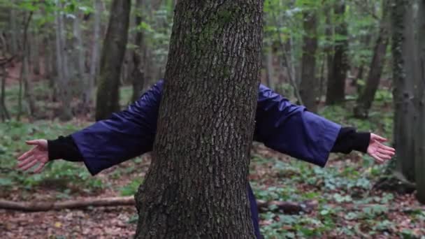 Una Donna Che Abbraccia Albero Nella Foresta Amore Natura Concetto — Video Stock