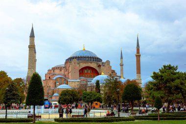 Ayasofya manzaralı Sultanahmet Parkı 'nda turistler var. İstanbul 'un arka plan fotoğrafını ziyaret et. İstanbul Türkiye - 10.6.2021