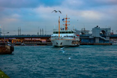 İstanbul 'un ünlü feribotları. Feribot ve Galata Köprüsü. İstanbul Türkiye - 3.2021