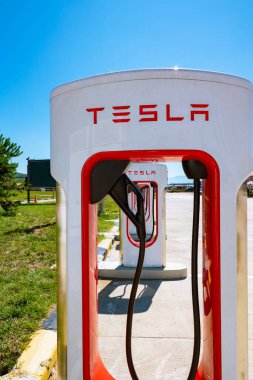 Tesla arabası ya da EV süperşarjlı dikey fotoğraf. Bolu Türkiye - 7.30. 2023
