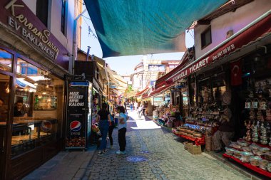 Beypazari caddelerinde insanlar, dükkanlar ya da pazarlar var. Ankara Türkiye - 8.5.2023