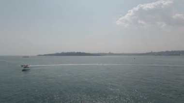 İstanbul manzaralı Maidens Tower namı diğer Kiz Kulesi. İstanbul 4K videosunu ziyaret et. Soldan sağa döndürme hareketi.