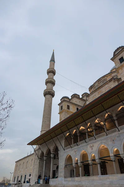 エミノカンタカまたはニューモスク 新しく改装されたイスタンブールの有名なモスク イスタンブール トゥルメイ 2023 — ストック写真