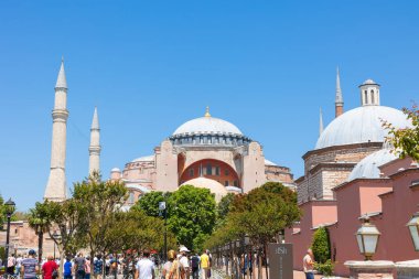 Ayasofya ve turistler. İstanbul 'daki arka plan fotoğrafına git. İstanbul Türkiye - 7.15.2023