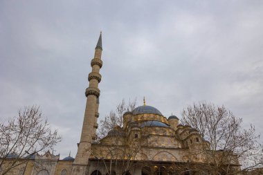 Eminonu Yeni Cami ya da bulutlu gökyüzü olan Yeni Cami. İstanbul 'un simgeleri.