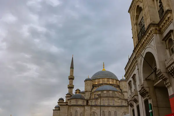 Eminonu New Mosque Yeni Cami Cloudy Sky Travel Istanbul Concept — Stock Photo, Image