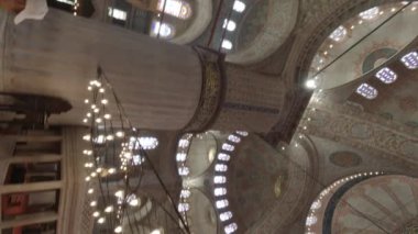 Sultan Ahmed ya da Sultanahmet ya da Mavi Cami 'nin iç mekanı dikey 4K video. Soldan sağa hareket ediyor. İstanbul hindisi. 15.3.2023