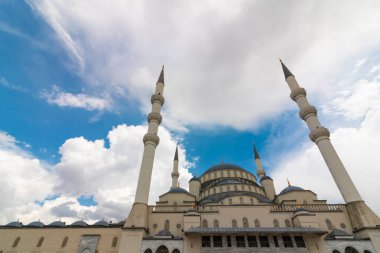 Ankara 'daki Kocatepe Camii. Neoklasik Osmanlı tarzı modern cami. Ramazan veya İslami arkaplan fotoğrafı.
