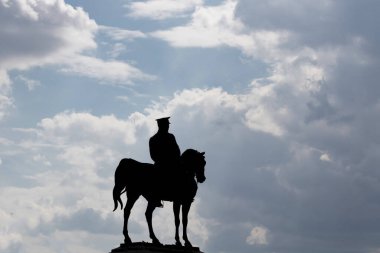 Bulutlu gökyüzü arkaplanlı Atatürk anıtı silueti. Türkiye arkaplan fotoğraflarının ulusal bayramları.