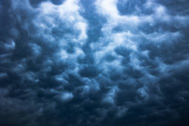 Dramatik mammatus bulutları arkaplan fotoğrafı. Mammatus bulutlarının tam çerçeve görüntüsü.