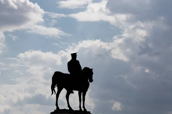 Silhouette Monument Atatürk Avec Fond Nuageux Ciel Fêtes Nationales Turkiye Photos De Stock Libres De Droits