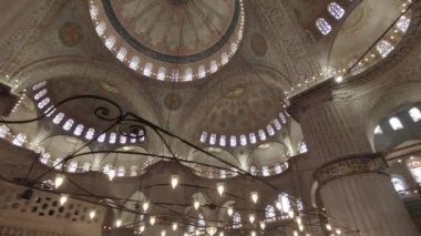 Sultan Ahmed 'in, Sultanahmet' in ya da İstanbul 'daki Mavi Cami' nin içi. Mavi Cami 4K videosu. İstanbul Türkiye - 15.2.2023