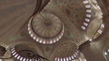 Sultan Ahmed, Sultanahmet ya da Mavi Cami manzarası 4K videosundan. Ramazan ya da İslami konsept arka plan görüntüleri. İstanbul Türkiye - 15.3.2023