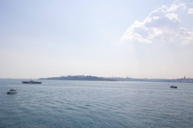 İstanbul 'un boğazında ve şehrinde feribot ve gemiler var. Kiz Kulesi veya Bakire Kulesi 'nden İstanbul' un geniş açılı görüntüsü.