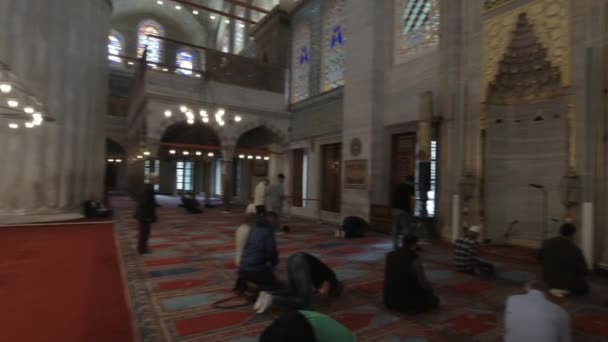 Sultanahmet Mesquita Azul Com Muçulmanos Enquanto Reza Vídeo Istambul Turkiye — Vídeo de Stock