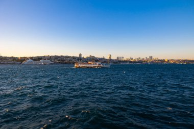 İstanbul feribotla gün batımında manzaralı. İstanbul 'un bir feribottan manzarası.