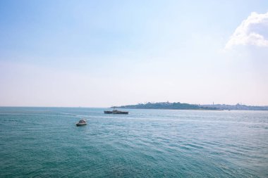 İstanbul manzaralı Maiden 's Tower veya Kiz Kulesi feribot ve tekneyle. İstanbul 'daki arka plan fotoğrafına git.