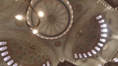 Sultanahmet 'in ya da Mavi Cami 4k Videosunun iç açısı. İstanbul Türkiye - 15.3.2023
