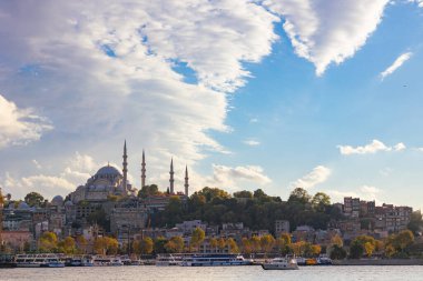 Süleyman Camii ve İstanbul şehri dramatik bulutlarla çevrili. İstanbul Türkiye - 10.4.2022