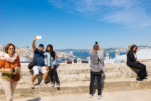 Τουρίστες Βγάζουν Selfies Και Φωτογραφίες Της Κωνσταντινούπολης Από Τον Κήπο — Φωτογραφία Αρχείου