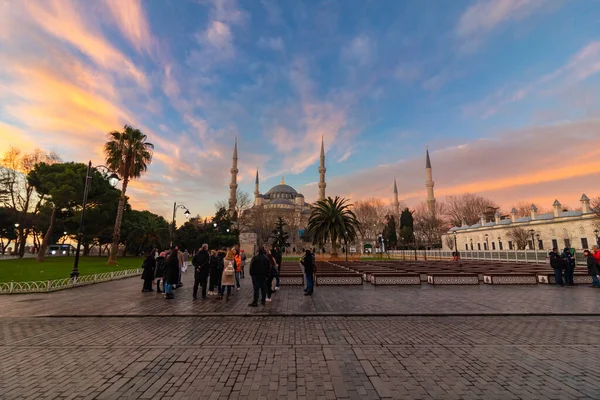 游客和蓝色清真寺的日出在早晨 访问伊斯坦布尔的背景照片 伊斯坦布尔Turkiye 2023 — 图库照片