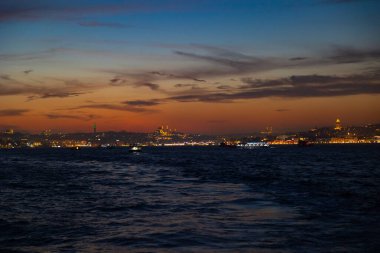İstanbul gün batımı manzaralı. İstanbul şehri, gün batımında Boğaz 'daki bir feribottan. Süleyman Camisi ve Galata Kulesi manzaralı.
