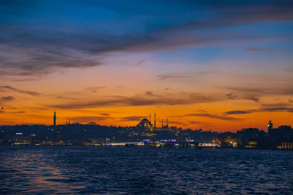 Istambuł Zachodzie Słońca Miejski Krajobraz Istambułu Dramatycznymi Chmurami Ramadan Lub — Zdjęcie stockowe