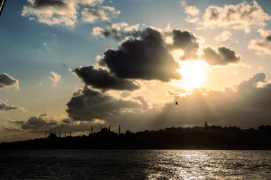 İstanbul gün batımında ufuk çizgisi. İstanbul arkaplan fotoğrafının tarihi yarımadasının silüeti.