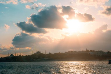 İstanbul 'un dramatik gökyüzü manzarası. Ramazan ya da İslami konsept arkaplan fotoğrafı. İstanbul geçmişini ziyaret et.