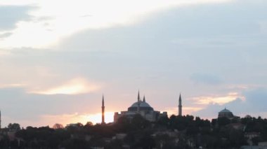 Ayasofya Camii 'nde gün batımında. Ramazan veya İslami konsept video. İstanbul 'un arka plan görüntülerini ziyaret et.