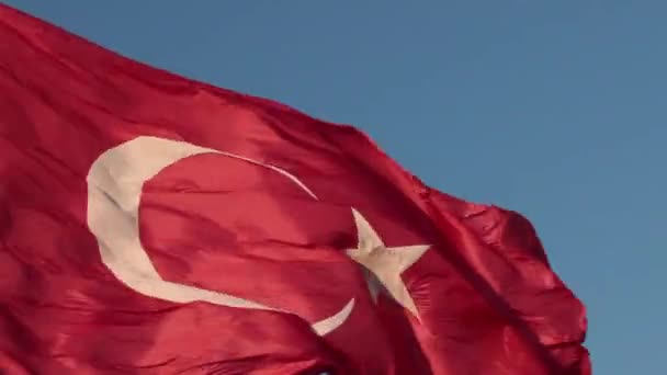 Bandeira Turca Bandeira Turkiye Acenando Bandeira Turca Isolado Céu Azul — Vídeo de Stock