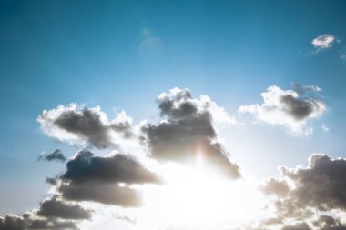 Gün batımında bulutlar ve güneş ışınları mavi gökyüzüyle. Din kavramı geçmişi. İlham verici alıntılar arka plan fotoğrafı.