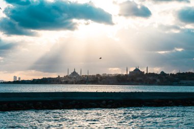 İstanbul arka plan fotoğrafı. Tarihi yarımada ve dramatik bulutlu güneş ışınları. Ramazan veya İslami konsept fotoğrafı.