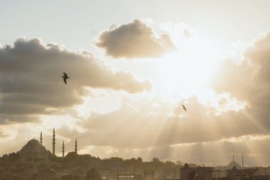 Bulutlar arasından güneş ışığı ve Süleyman Camii 'nin geçtiği İstanbul arkaplan fotoğrafı. Ramazan veya İslami konsept fotoğrafı.