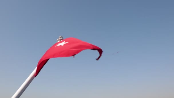 青空の背景に隔離されたフラグポールを振るトルコの旗 テキストのコピースペース ナショナル ホリデー トゥルキエ バック4K映像 — ストック動画