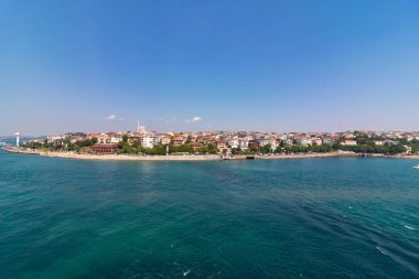 Maiden 's Tower veya Kiz Kulesi' nden Uskudar manzarası. İstanbul 'un Uskudar ilçesi.