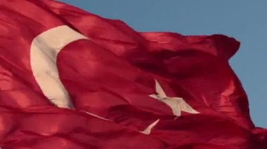 Türk Bayrağı veya Türk Bayragi 4k videosu sallıyor. Türk ulusal bayramlarının arka plan görüntüleri.