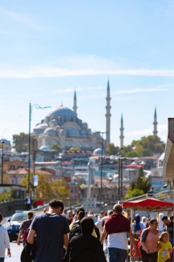 İstanbul 'un dikey arka plan fotoğrafını ziyaret edin. Eminonu ilçesinden turistler ve Süleyman Camii manzarası. İstanbul Türkiye - 9.20.2023