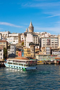 Galata Kulesi ve Ferry dikey görüntü. İstanbul 'un arka plan fotoğrafını ziyaret et. İstanbul Türkiye - 9.20.2023