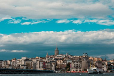 Parçalı bulutlu gökyüzü olan Galata Kulesi. İstanbul 'un arka plan fotoğrafını ziyaret et. İstanbul Türkiye - 9.21.2022