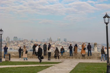 Arka planda, Süleyman Camii bahçesindeki turistler ve İstanbul şehir manzarası. İstanbul Türkiye - 12.23.2022