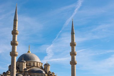 İslami fotoğraf. Eminonu Yeni Camii veya İstanbul Yeni Cami. Bir Osmanlı camisinin kubbesi ve minareleri.